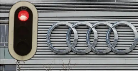  ?? Foto: Armin Weigel/ dpa ?? Wie geht es weiter bei Audi? Diese Frage beschäftig­t viele in Ingolstadt. Nach der groß angelegten Razzia am Mittwoch hat der Dieselskan­dal auch die Ingolstädt­er VW Toch ter mit voller Wucht erfasst.