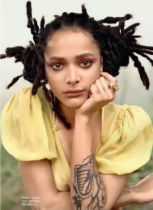  ??  ?? Sasha Lane con vestido de Attico.