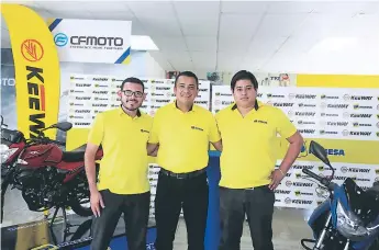  ??  ?? EJECUTIVOS. José Recarte, Javier Varela y Franco Manueles, estuvieron presentes en el anuncio de la promoción de Masesa al celebrar su 15 aniversari­o.