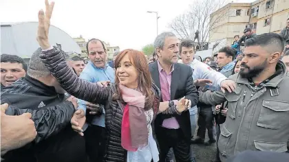  ??  ?? Estrategia. La ex presidente y candidata a senadora decidió salir a caminar la Provincia.