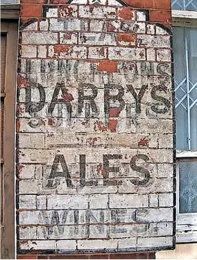  ?? ?? Above: Faded sign for Darby’s Ales in Lombard Street, West Bromwich Below: The restored sign with Carol Hartill, Charles Darby, Cllr Joy Edis and Michael Darby