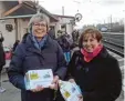  ?? Foto: SPD Gablingen ?? Verteilten Teebeutel am Gablinger Bahn hof: Von links: Christine Unglert, Christi ne Grieshaber.