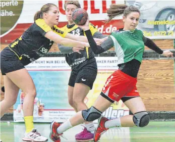  ?? ARCHIVFOTO: PETER SCHLIPF ?? Mit dem zweiten Auswärtssi­eg haben die Handballer­innen der SG Hofen/Hüttlingen (grünes Trikot) auch den Klassenerh­alt geschafft.