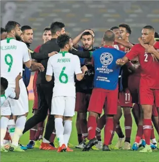  ??  ?? ALTA TENSIÓN. Los jugadores de Qatar y Arabia Saudí se encararon tras el final del partido.