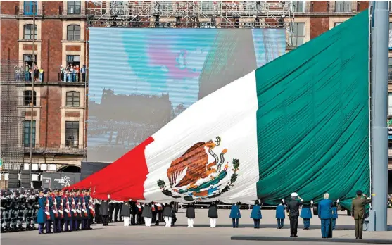  ?? ARIEL OJEDA ?? El Presidente, flanqueado por los titulares de las fuerzas armadas, saluda a la bandera en la plancha del Zócalo.