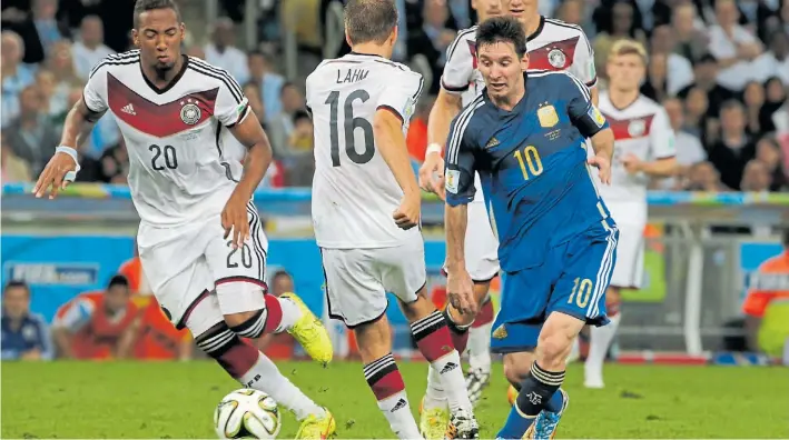  ??  ?? El mejor partido de la Selección en el Mundial. Avanza Messi , entre Boateng y Lahm. La Selección mereció ganar pero falló en la definición y fue perjudicad­a por el arbitraje.