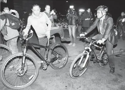  ??  ?? El jefe de Gobierno de la Ciudad de México, Miguel Ángel Mancera Espinosa, participó en la rodada ciclista CDMX por la acción climática realizada en las primeras horas del domingo ■ Foto Víctor Camacho