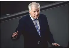  ?? FOTO: DPA ?? Wie reagiert die EU auf den Brand im Lager Moria? Innenminis­ter Seehofer äußerte sich zunächst zögerlich und wurde dafür vielfach kritisiert.