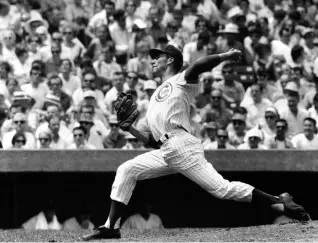 ?? PHIL MASCIONE/CHICAGO TRIBUNE ?? Ken Holtzman pitches for the Cubs against Houston on July 29, 1970, at Wrigley Field.