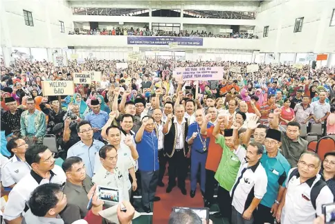  ??  ?? Adenan and others fist pump to show solidarity for BN.