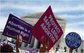  ?? ?? PROTESTA. Personas se manifiesta­n en favor del aborto en EE.UU., en una fotografía de archivo.