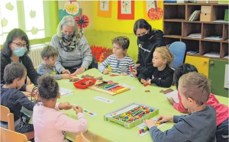  ?? FOTOS: BENJAMIN SCHWÄRZLER ?? In der Schulvorbe­reitenden Einrichtun­g in Brennterwi­nkel lernen 20 Kinder im Alter von vier bis sechs Jahren.