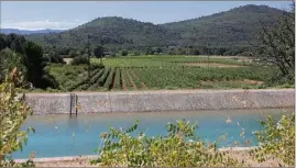  ??  ?? Le canal de Provence irrigue déjà une partie du territoire de la Provence verte, ici entre Tourves et Rougiers.