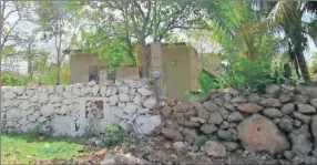  ??  ?? La casa y terreno por los que Reyna Mercedes Pisté Hau denunció penalmente a su esposo, en Izamal