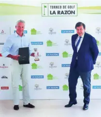  ??  ?? Vicente Bort recibió su premio de manos de Óscar Gil Marín