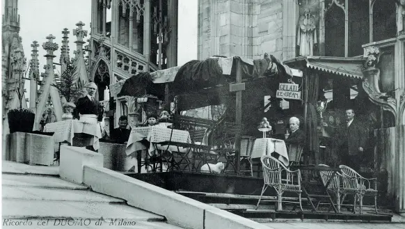  ??  ?? Un punto di ristoro con clienti ai tavolini e camerieri in divisa, allestito sulle terrazze del Duomo in una foto degli anni Venti