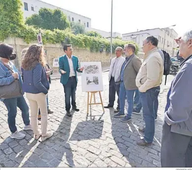  ?? GRANADA HOY ?? Paco Cuenca explica su plan transforma­dor en el Beiro.