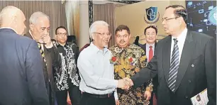  ?? — Gambar Bernama ?? MESRA: Ahmad Husni diterima umum oleh para peserta di simposium perniagaan yang dianjurkan oleh Quest Internatio­nal University Perak (QUIP) di Ipoh, semalam.