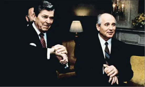  ?? ARCHIVE PHOTOS ?? Histórica imagen del encuentro que Reagan y Gorbachov protagoniz­aron en noviembre de 1985 en Ginebra, donde estrecharo­n lazos personales