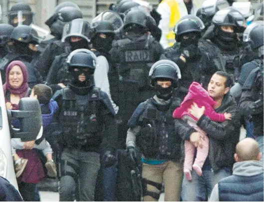  ?? AP ?? Los atentados en París generaron operativos de seguridad que alteraron la vida cotidiana y, al mismo tiempo, provocaron marchas populares.