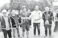  ?? ?? SAMBUTAN: Awang Saleh bersama Ardino (kanan) menyampaik­an hadiah kepada pemenang pertanding­an tarik tali pada majlis itu.