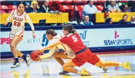  ?? ADOLPHE PIERRE-LOUIS/JOURNAL ?? Gallup’s Daliyah Morris, left, watches as her teammate Raven Tso battles Valencia’s Francesca Otero (5) for a loose ball during 4A girls state quarterfin­al game Tuesday at the Pit.