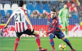  ?? FOTO: EFE ?? Mikel Vesga El gasteiztar­ra volvió a la titularida­d en el Ciutat de València