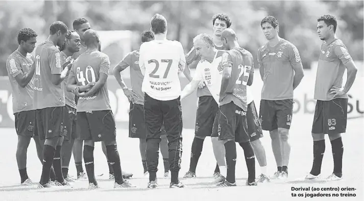  ?? ANDRÉ LUIZ MELLO ?? Dorival (ao centro) orienta os jogadores no treino