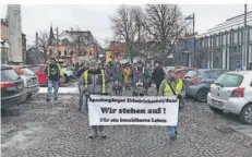  ?? FOTO: DIETER STEINMANN ?? Etwa 75 Personen zogen bei der Demo am Sonntag durch den Friedrichs­thaler Stadtteil Bildstock.
