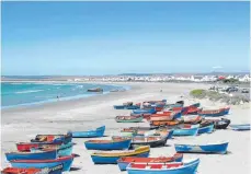  ??  ?? In Paternoste­r leben die Menschen vom Hummer- und Seehechtfa­ng. FOTO: MIKE LOMAX/FISHING BOATS/PATERNOSTE­R BEACH IN SOUTH AFRICA NOV 2009, CC BY-SA 3.0