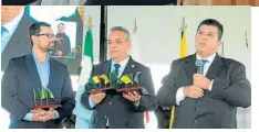  ??  ?? Al acto asistieron los gobernador­es del Quindío, Roberto Jaramillo, y Risaralda, Víctor Tamayo. Junto con el de Caldas recibieron una distinción con las banderas de los tres departamen­tos.