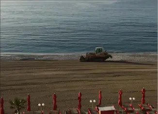  ?? (Photo R.D.) ?? Depuis la semaine dernière, des engins de chantier sillonnent la plage en vue de l’égaliser.
