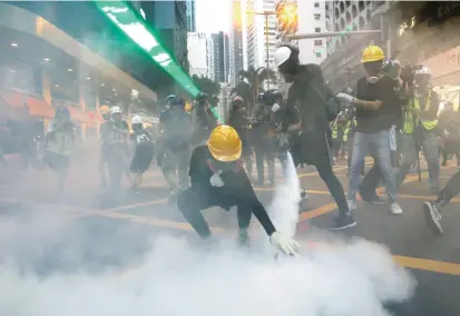  ?? FOTO REUTERS ?? A finales de julio 45 personas fueron detenidas por protestar, lo que llevó a los manifestan­tes a utilizar otras técnicas para protegerse. Ayer cinco fueron privados de su libertad.