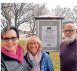  ?? FOTO: VEREIN ?? Luise Coenen (l.), Carmen von Borzestows­ki und Leon Latiers an der neuen Tafel im Orkener Park.