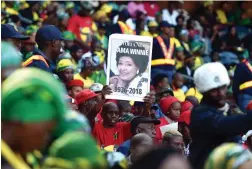  ?? PICTURE: OUPA MOKOENA/AFRICAN NEWS AGENCY (ANA) ?? MOURNERS: Mourners pay their last respects to Madikizela-Mandela at Orlando Stadium in Soweto.