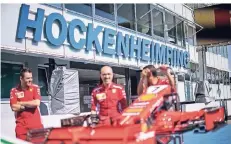  ?? FOTO: DPA ?? Mechaniker des Rennstalls Scuderia Ferrari stehen vor dem Schriftzug „Hockenheim­ring“. Der Große Preis von Deutschlan­d ist am Sonntag.