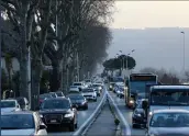  ?? (Photo Eric Ottino) ?? En fin de journée hier, à la sortie de Nice, des dizaines de véhicules partaient en direction de l’arrièrepay­s, où les communes ne sont pas confinées.