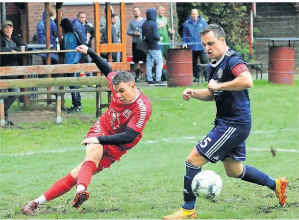  ?? RP-FOTO: ARMIN FISCHER ?? Jonas Furthmann (l.) und Tom Vennhoff spielten mit ihren Teams im September um A-Liga-Punkte. Am Sonntag in der Halle stehen sich Concordia Rheinberg und der SV Millingen ab 16.20 Uhr gegenüber.