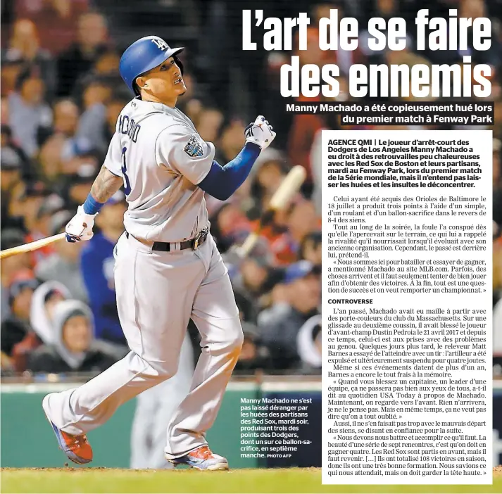  ?? PHOTO AFP ?? Manny Machado ne s’est pas laissé déranger par les huées des partisans des Red Sox, mardi soir, produisant trois des points des Dodgers, dont un sur ce ballon-sacrifice, en septième manche.