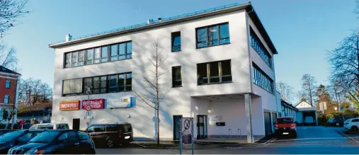  ??  ?? Das Herzstück des neuen Areals ist der moderne, zweigescho­ssige Neubau. Hier befindet sich das BayernLab und die Kinderarzt­praxis.