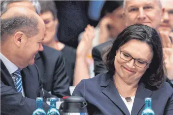  ?? FOTO: DPA ?? Gequältes Lächeln: Andrea Nahles (rechts), die neu gewählte Vorsitzend­e der SPD, nimmt beim Bundespart­eitag in Wiesbaden die Glückwünsc­he von Bundesfina­nzminister Olaf Scholz entgegen.