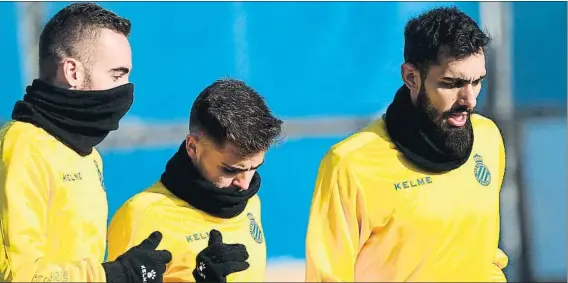  ?? FOTO: MONTILLA ?? Darder, Melendo y Borja, en el entrenamie­nto de ayer. Pese al frío reinante, al grupo de Rubi se le vio eufórico tras el sufrido triunfo ante el ‘Lega', sabedor que queda por mejorar