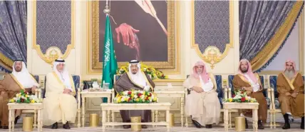  ??  ?? King Salman received princes, ministers, scholars and a group of citizens at Al-Salam Palace in Jeddah on Monday. (SPA)