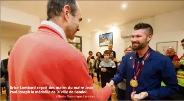  ?? (Photo Dominique Leriche) ?? Brice Lombard reçoit des mains du maire JeanPaul Joseph la médaille de la ville de Bandol.