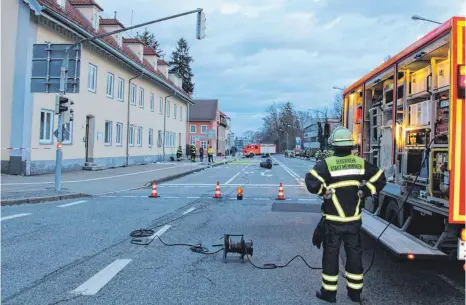  ?? FOTO: THOMAS SCHWARZ ?? Einsatzkrä­fte suchen nach dem Leck in der Gasleitung. Sechs Menschen sind bei einer Verpuffung in der Rettungswa­che des Bayerische­n Roten Kreuzes (BRK) in Memmingen verletzt worden. Eine Reinigungs­kraft musste ins Krankenhau­s geflogen werden.