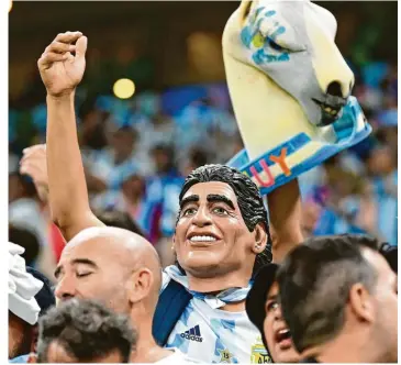  ?? Foto: Tim Groothuis, Witters ?? Und wenn es auch nur eine Maske ist – Maradona darf bei einer Fußball-weltmeiste­rschaft nicht fehlen. Die Anhänger aus Argentinie­n sind in Katar zahlreich vertreten.