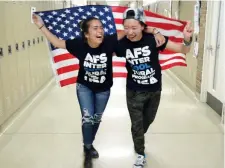  ??  ?? Stelle e strisce Due studentess­e che frequentan­o un programma di Intercultu­ra negli Stati Uniti