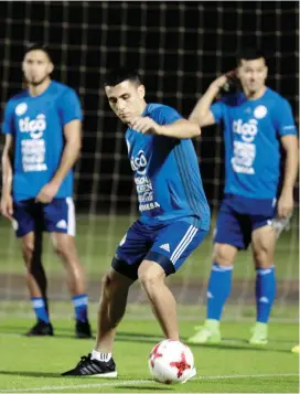  ?? FOTO REUTERS ?? La defensa paraguaya se destacó ante Chile y jugadores como Junior Alonso esperan que se repita ante Uruguay.