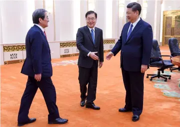  ?? — Reuters photo ?? (From right) Xi meets with Chung and South Korean Ambassador to China Noh Young-min at the Great Hall of The People in Beijing.