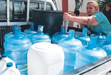  ?? FOTOS EFRAÍN V. MOLINA. ?? Las personas buscan abastecers­e de agua en la sede de los bomberos.